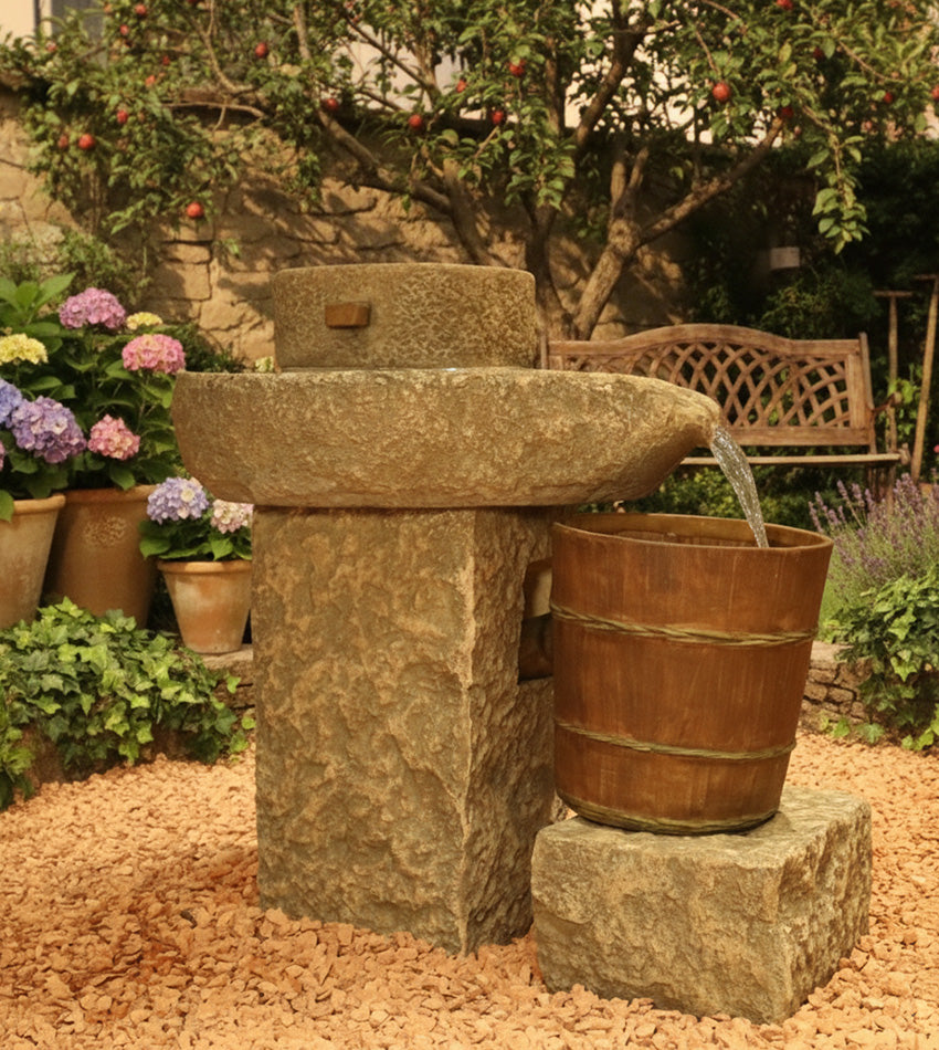 نافورة بتصميم ريفي عتيق مع دلو خشبي